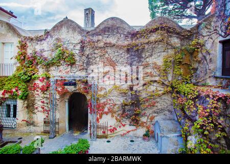 Die roten Zweige der Rebe sind erstaunlich! Blick auf die italienische Villa Rufolo 13 centure - schöner Herbst! Stockfoto