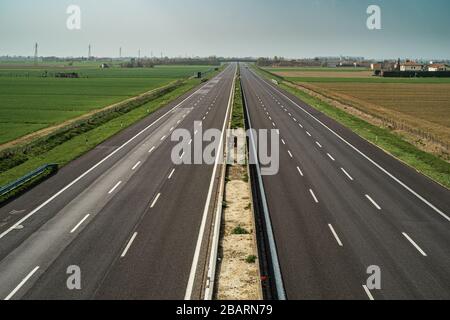 28.03.2020 - 15.00 Uhr. Norditalien, Provinz Bologna: Autobahn A14 zur Zeit der Pandemieprävention Stockfoto