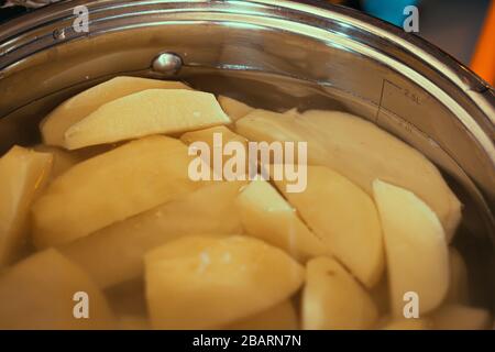 Kartoffeln zum Kochen in einer Pfanne, Küche, Essen Stockfoto