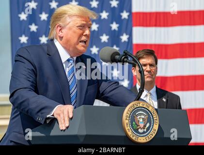Norfolk, USA. März 2020. Norfolk, USA. März 2020. US-Präsident Donald Trump gibt während eines Besuchs Bemerkungen ab, um das Militär-Sealift-Kommando-Lazarettschiff USNS Comfort auf der Naval Station Norfolk vom 28. März 2020 in Norfolk, Virginia, zu sehen. Der Comfort wird in New York eingesetzt, um die COVID-19-Reaktionsbemühungen des Landes zu unterstützen. Kredit: Mike DiMestico/USA Navy Foto/Alamy Live News Stockfoto