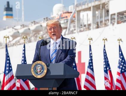 Norfolk, USA. März 2020. Norfolk, USA. März 2020. US-Präsident Donald Trump gibt während eines Besuchs Bemerkungen ab, um das Militär-Sealift-Kommando-Lazarettschiff USNS Comfort auf der Naval Station Norfolk vom 28. März 2020 in Norfolk, Virginia, zu sehen. Der Comfort wird in New York eingesetzt, um die COVID-19-Reaktionsbemühungen des Landes zu unterstützen. Kredit: Mike DiMestico/USA Navy Foto/Alamy Live News Stockfoto