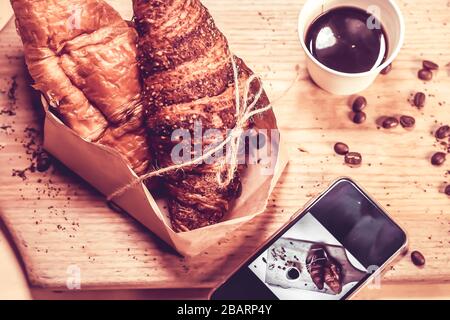 Frisch gebackene Croissants auf Holzklotz, Blick von oben. Stockfoto