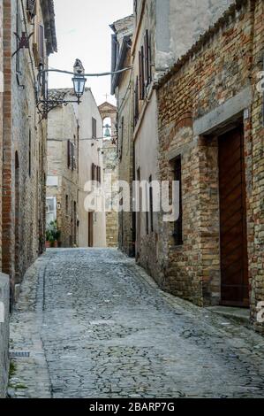 Auf den Straßen von Torre di Palme, Fermo, Marken, Italien. Typische Straße des historischen Dorfes, eines der schönsten Dörfer Italiens. Stockfoto