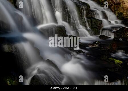 Ein schöner Wasserfall auf der Insel Skye in der Nähe des alten Mannes von Storr Stockfoto