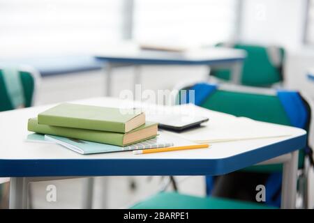 Hintergrund Nahaufnahme grüner Bücher auf dem Schreibtisch im Schulraum, Kopierraum Stockfoto