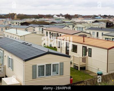 Statische Wohnwagen, die an der Küste zusammengepfercht sind, Sutton on Sea, Lincoln, Großbritannien Stockfoto