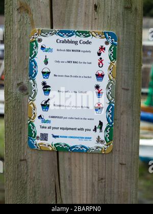 Crabbing Code sign by the Marine Conservation Group at Looe Harbor, Cornwall, UK Stockfoto