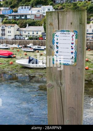Crabbing Code sign by the Marine Conservation Group at Looe Harbor, Cornwall, UK Stockfoto