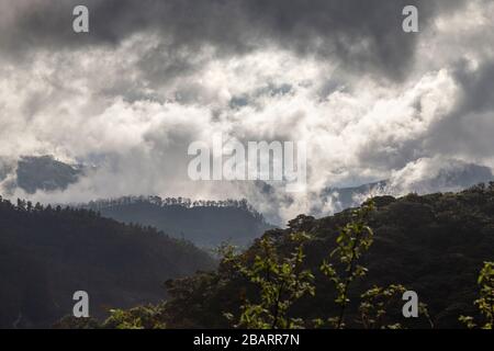 Dramatische Wolken auf dem Abstieg vom Adam's Peak (Sri Pada) in der Nähe von Dalhousie im Hügelland Sri Lankas Stockfoto