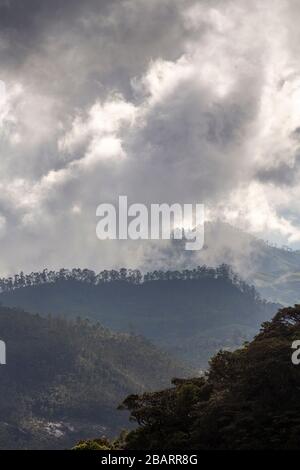 Dramatische Wolken auf dem Abstieg vom Adam's Peak (Sri Pada) in der Nähe von Dalhousie im Hügelland Sri Lankas Stockfoto