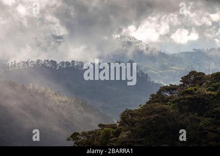 Dramatische Wolken auf dem Abstieg vom Adam's Peak (Sri Pada) in der Nähe von Dalhousie im Hügelland Sri Lankas Stockfoto