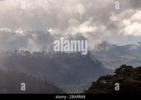 Dramatische Wolken auf dem Abstieg vom Adam's Peak (Sri Pada) in der Nähe von Dalhousie im Hügelland Sri Lankas Stockfoto