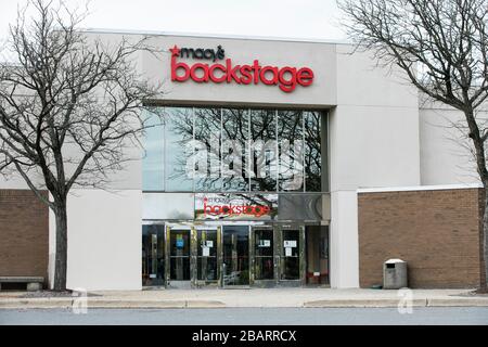 Ein Logo außerhalb eines Macy's Backstage Einzelhandelsstandorts in Gaithersburg, Maryland am 22. März 2020. Stockfoto