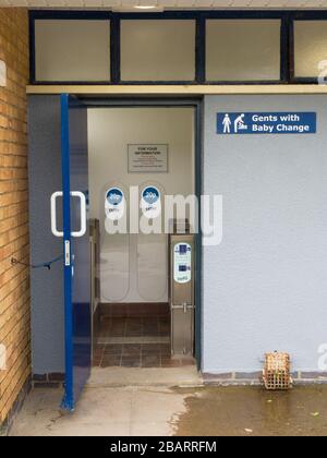 Die Herren zahlen für die Nutzung der öffentlichen toilette mit Baby-Umkleidemöglichkeiten, Sandilands, Sutton on Sea, Lincoln, Großbritannien Stockfoto