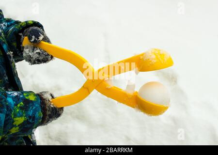 Kunststoffform für Kinder zum Anstellen von Schneebällen aus Schnee Stockfoto