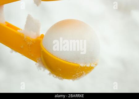 Kunststoffform für Kinder zum Anstellen von Schneebällen aus Schnee Stockfoto