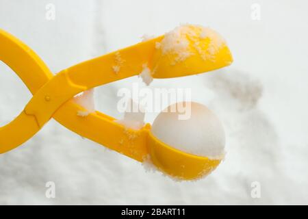 Kunststoffform für Kinder zum Anstellen von Schneebällen aus Schnee Stockfoto