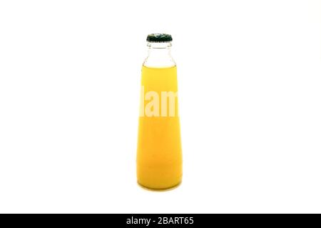 Nahaufnahme von frischem Ananasaft in Glasflasche auf weißem Hintergrund Stockfoto