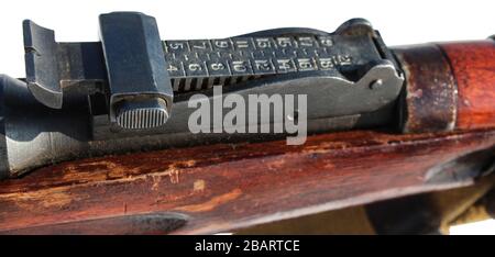 Das Gewehr, das den Streifen anvisiert, liegt isoliert auf Weiß Stockfoto