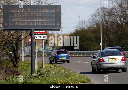 Leicester, Leicestershire, Großbritannien. März 2020. Autofahrer fahren an einem Zeichen vorbei, das die Menschen dazu ermutigt, zu Hause in Leicester während der Coronavirus Pandemie zu sagen. Credit Darren Staples/Alamy Live News. Stockfoto