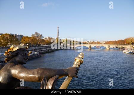 Eiffelturm und seine an einem sonnigen Herbsttag von der Alexander-III-Brücke aus gesehen, blauer Himmel Paris Stockfoto