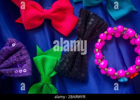 Schöne und bunte Haarclips, Armband für Kinder und Jugendliche auf blauem Hintergrund. Stockfoto