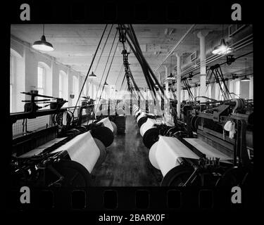 Ein nostalgischer Blick auf den Webraum des verwahrlosten Boott Cotton Mill machte das Museum zum Teil des Lowell National Historical Park in Massachusetts. Die Stockfoto