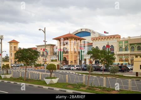 DUBAI, VEREINIGTE ARABISCHE EMIRATE - 21. NOVEMBER 2019: Einkaufszentrum Mercato, vom Renaissance inspiriertes Gebäude in der Gegend Jumeirah in Dubai Stockfoto