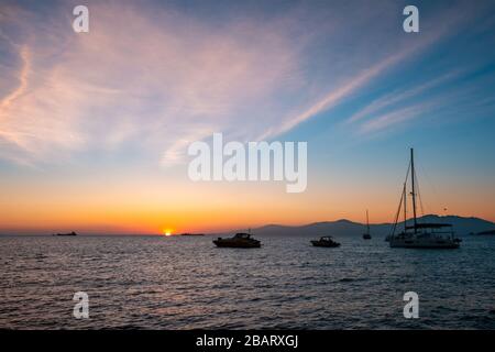 Sonnenuntergang in Mykonos, Griechenland und Jachten im Hafen Stockfoto