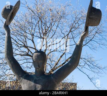 Detail des Netherlands-Canada Liberation Monument: Der Mann mit zwei Hüten: Mit ausblättertem Baum. Eine Version dieser Bronzestatue wurde in Ottawa und Apeldoom in den Niederlanden installiert. Eine Skulptur von Henk Visch. Stockfoto