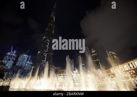 DUBAI, VEREINIGTE ARABISCHE EMIRATE - 21. NOVEMBER 2019: Burj Khalifa Wolkenkratzer und Springbrunnen werden nachts beleuchtet Stockfoto