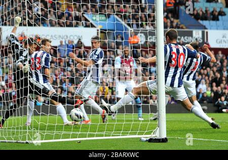 Der Darren Bent (Mitte) von Aston Villa erzielt ihr Ausgleichsziel hinter Ben Foster von West Bromwich Albion Stockfoto