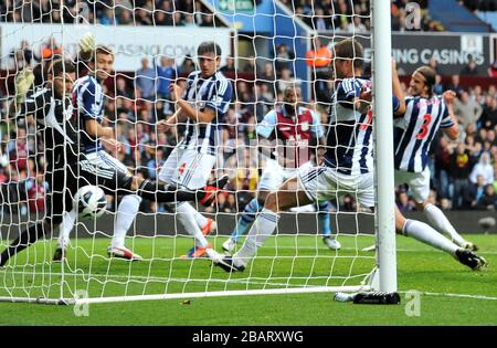 Der Darren Bent (Mitte) von Aston Villa erzielt ihr Ausgleichsziel hinter Ben Foster von West Bromwich Albion Stockfoto