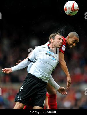 Der Dexter Blackstock von Nottingham Forest wird von Richard Keogh von Derby County herausgefordert Stockfoto