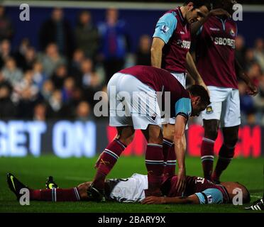 Winston Reid von West Ham United liegt verletzt auf dem Spielfeld Stockfoto