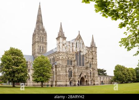 Kathedrale von Salisbury und ihr Park: Kathedrale von Salisbury und ihr Park: Ein detailgetreues Bild der Kathedrale. Ein schöner grüner Park umgibt die große Kathedrale von Salisbury. Stockfoto