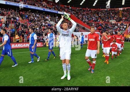 Charlton Athletic Torhüter Ben Hamer lobt die Fans, als er seinen Weg ins Spielfeld macht Stockfoto