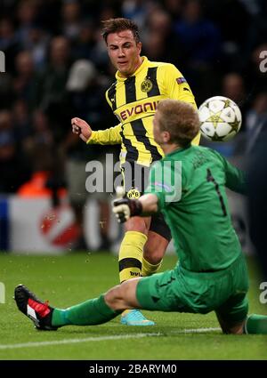 Joe hart von Manchester City rettet vor Borussia Dortmunds Mario Gotze Stockfoto