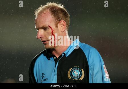 Wycombe Wanderers Gary Doherty erhält Behandlung für einen blutigen Kopf Stockfoto