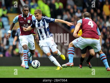 James Morrison von West Bromwich Albion erhält die Christian Benteke und Ron Vlaar von Aston Villa Stockfoto