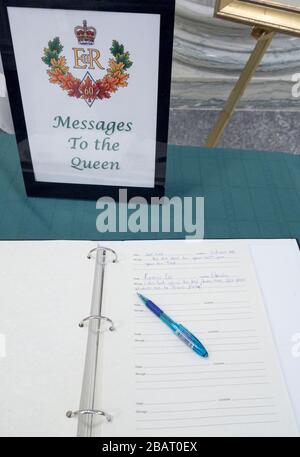 Nachrichten an die Königin für ihr 60. Jahr: Ein Buch mit handschriftlichen Nachrichten an Königin Elizabeth im gesetzgebenden Gebäude in Alberta im Jahr 2012. Ein Korrespondent möchte Harry vorstellen. Stockfoto