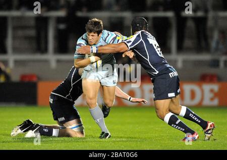 Anthony allen von Leicester Tigers wird von Richie Vernon von Sale Shark und Sam Tuitupou in Angriff genommen Stockfoto