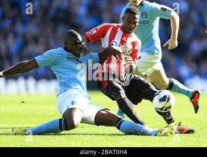 Micah Richards (links) von Manchester City und Stephane Sessegnon von Sunderland Stockfoto