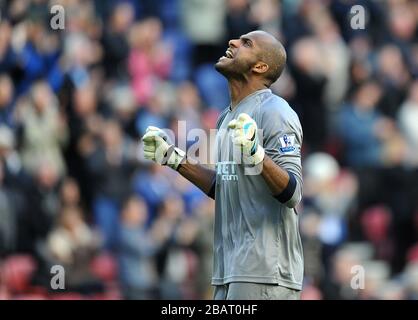 Wigan Athletisches Ali Al Habsi feiert das zweite Tor seiner Seite Stockfoto