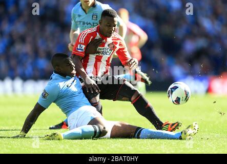 Micah Richards (links) von Manchester City und Stephane Sessegnon von Sunderland Stockfoto