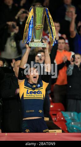 Leeds Rhinos Kapitän Kevin Sinfield hebt den Pokal an Stockfoto