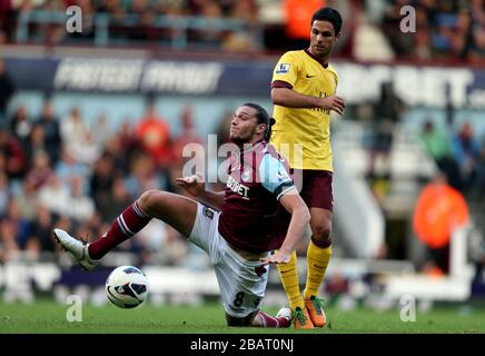 Andy Carroll (links) von West Ham United und Arsenals Mikel Arteta kämpfen um den Ball Stockfoto