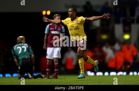 Arsenals Theo Walcott feiert sein zweites Tor auf der Seite Stockfoto