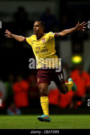 Arsenals Theo Walcott feiert sein zweites Tor auf der Seite Stockfoto