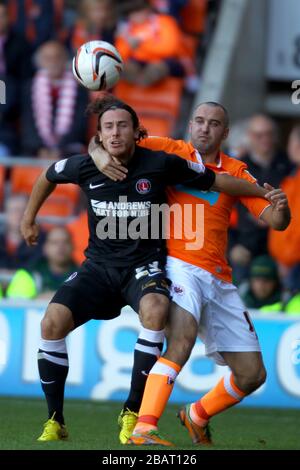 Der Rechtskampf von Lawrie Wilson (links) und Gary Taylor-Fletcher (rechts) von Blackpool von Charlotte Athletic um den Ball Stockfoto